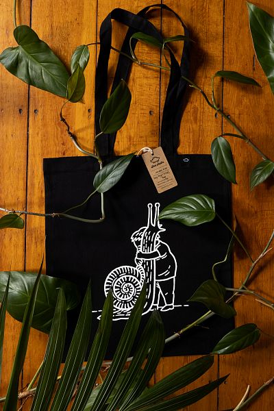 boy hugs snail tasche